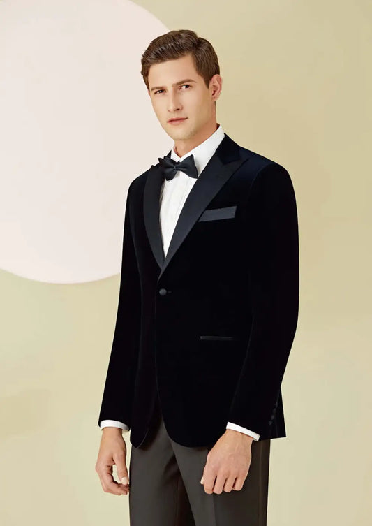 Black Super 110’s Wool Peak Lapel Tuxedo – 280g Luxury Evening Tailoring